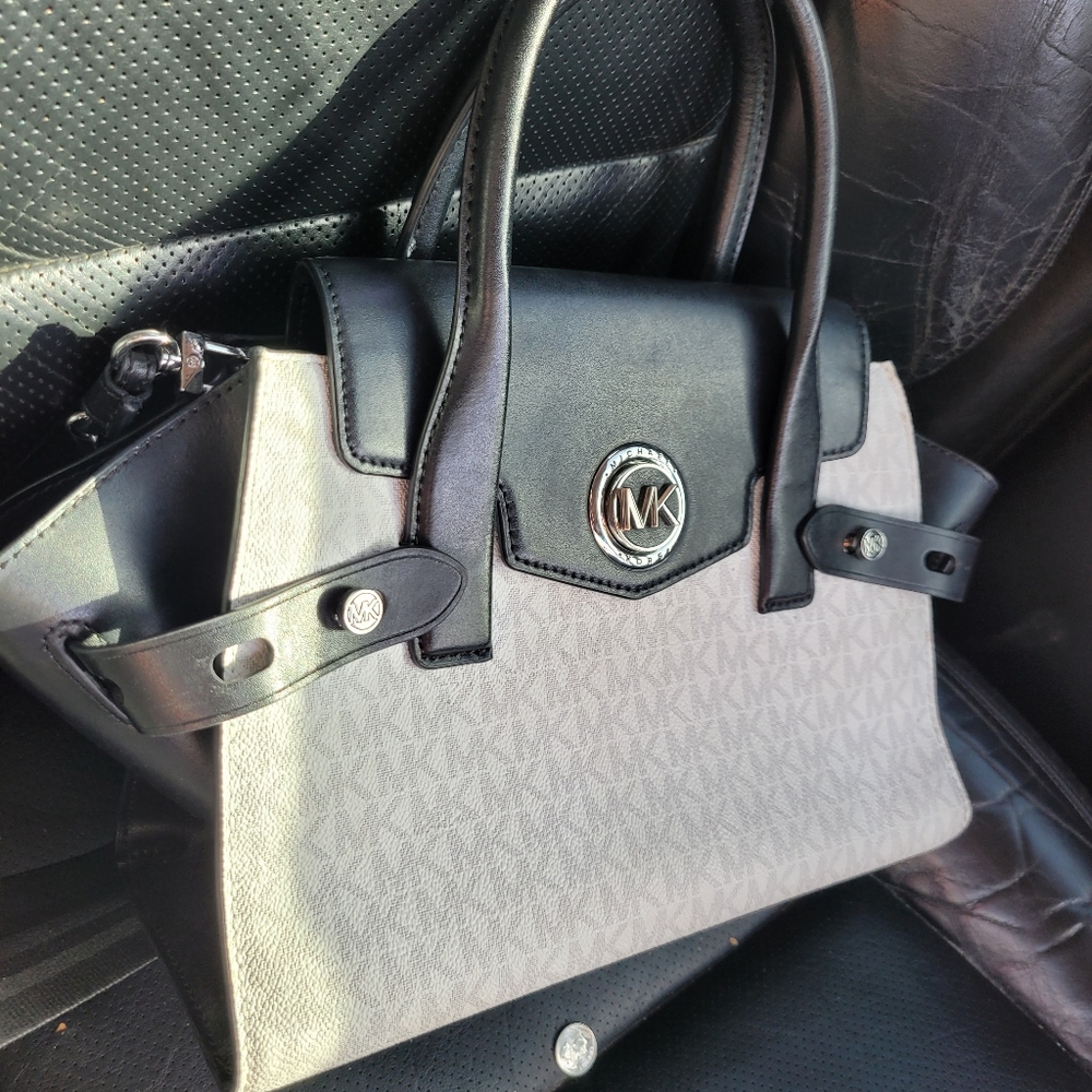 Authentic barely used michael kors purse - Picture 2 of 7